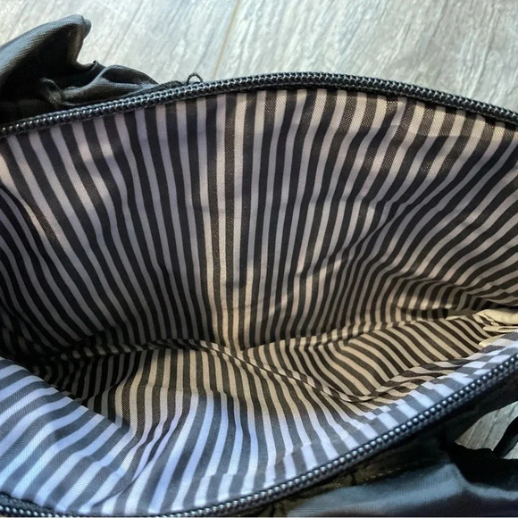 Thirty-One‎ Ruffle Wristlet Cosmetic Bag - Picture 3 of 3